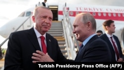 Russian President Vladimir Putin (right) welcomes his Turkish counterpart Recep Tayyip Erdogan during a visit to Moscow in 2019.