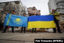 People hold up Kazakh and Ukrainian flags in Almaty on February 24.