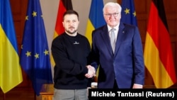 German President Frank-Walter Steinmeier (right) welcomes Ukrainian President Volodymyr Zelenskiy in Berlin in May.