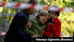 A woman reacts as she looks at the body of her daughter, who was killed during a Russian missile strike in Kyiv on June 1, when many former communist countries celebrate International Children&#39;s Day.