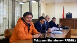 Kyrgyz investigative journalist Bolot Temirov (left) in court on November 17