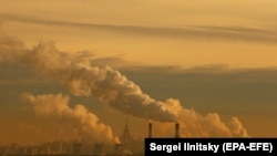 A thermoelectric power station emits smoke in front of the main building of Moscow State University. (file photo)