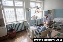 A dental clinic in Russia's Omsk region. “No self-respecting dentist would use [Russian anesthetics]. It’s a nightmare to switch back to lidocaine in big 5cc syringes with thick needles. I hope it doesn’t come to that,” says Ilya Shumakov, a dentist from Novosibirsk. (file photo)