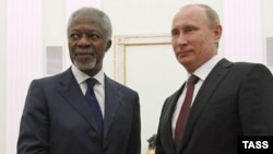 Russian President Vladimir Putin (right) meets at the Kremlin with UN-Arab League envoy Kofi Annan.