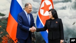 North Korea Foreign Minister Choe Son Hui (right) and her Russian counterpart, Sergei Lavrov (file photo)