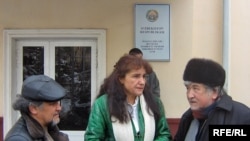 Umida Ahmedova (center) waits for the verdict in front of the court building in Tashkent.