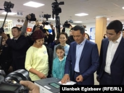 Entrepreneur and oil trader Omurbek Babanov votes along with his family in Bishkek on October 15.