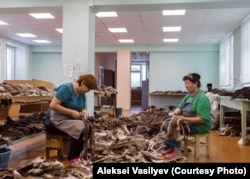 The Saardana arts-and-crafts factory produces traditional warm winter shoes, fur coats, and souvenirs. Founded in 1969, it's the oldest operating manufacturer of folk crafts in the region.