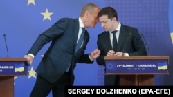 Ukrainian President Volodymyr Zelensky (right) speaks with then-European Union Council President Donald Tusk in 2019. How will Kyiv's relationship with Warsaw change if the latter becomes Poland's next prime minister? 