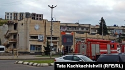 Police and emergency services surround the Bank of Georgia building in the city of Kutais on September 20 after a man took 14 people hostage.