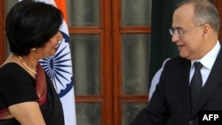 Indian Foreign Secretary Nirupama Rao (left) meets with her Pakistani counterpart Salman Bashir in New Delhi.