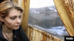 Inna Khodorkovskaya is shown traveling to visit her husband, former Yukos CEO Mikhail Khodorkovsky, as he was serving time in a penal colony in October 2005.