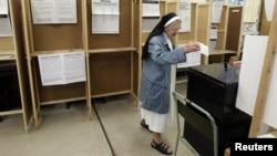 A nun casts her vote on the fiscal treaty referendum in a polling station in Dublin on May 31.