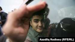 Azerbaijani blogger Mehman Huseynov talking to journalists after a court appearance in January 2017