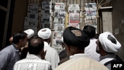 Clergymen read Iranian newspapers at a newsstand in the city of Qom. (file photo)