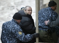 Khodorkovsky (center) is escorted to a court in Moscow in December 2003 for a hearing on prolonging his term of custody.