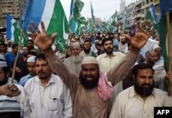 Thousands of Muslim hard-liners took to the streets to denounce the execution of Islamist assassin Mumtaz Qadri.