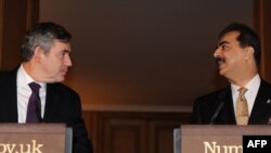 British Prime Minister Gordon Brown (left) and his Pakistani counterpart Yusuf Raza Gilani at a joint press conference in London today.