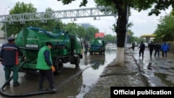 Тошкентда сув тошқини оқибаталарини бартараф этилмоқда. Тошкент ҳокимияти матбуот хизмати фотоси.