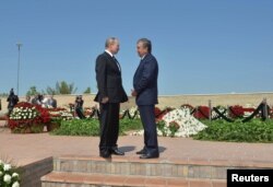 Ресей президенті Владимир Путин (сол жақта) мен Өзбекстан премьер-министрі Шавкат Мирзияев Ислам Каримовтің бейіті басында тұр. Самарқан, 6 қыркүйек 2016 жыл.