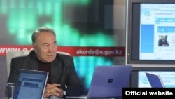 "Destructive"? President Nursultan Nazarbaev answers questions via Internet in June 2007.