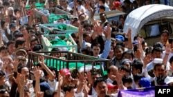 Shi'ite Muslims shout slogans as they carry coffins of co-religionists during a funeral ceremony in Quetta. (file photo)