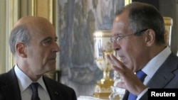 French Foreign Minister Alain Juppe (left) calls Syria's talks with Russian Foreign Minister Sergei Lavrov (right) "manipulation."