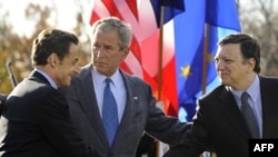 U.S. President Bush (center) with his French counterpart Nicolas Sarkozy (L) and EC President Jose Manuel Barroso at the conclusion of remarks at Camp David, 18oct2008