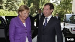 German Chancellor Angela Merkel and Russian President Dmitry Medvedev before their talks in Sochi