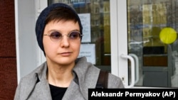 Yulia Tsvetkova leaves after a court session in Komsomolsk-on-Amur in April 2021.