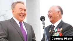 Kazakh President Nursultan Nazarbaev (left) and Zakratdin Baidosov