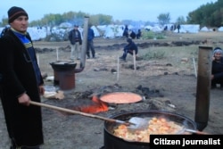 Поезд кутаётган муҳожирлар дала ошхонаси.