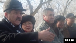 Tekebaev (center) at an opposition rally the day before his detention