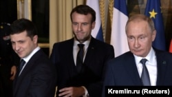 French President Emmanuel Macron (center) has been has been having telephone conversations with Ukrainian President Volodymyr Zelebskiykiy (left) and Russian President Vladimir Putin. (file photo)