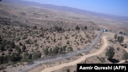 Pakistani soldiers patrol the newly fenced border by Afghanistan's Paktika Province in Angoor Adda in Pakistan's South Waziristan district. (file photo)