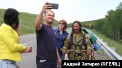 Aleksandr Gabyshev walked more than 2,000 kilometers in 2019. Videos of his conversations with people were posted on social media and attracted millions of views.