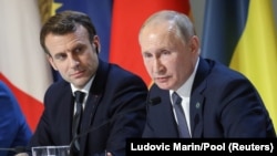 French President Emmanuel Macron (left) and Russian leader Vladimir Putin. (file photo)