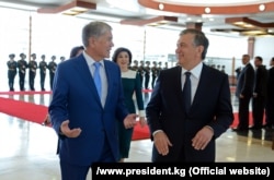 Kyrgyz President Almazbek Atambaev (left) and his visiting Uzbek counterpart, Shavkat Mirziyoev, attend a welcome ceremony in Bishkek on September 5.