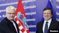 European Commission President Jose Manuel Barroso (right) with Croatian President Ivo Josipovic