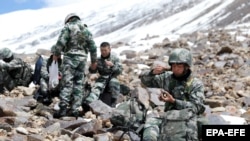 Chinese troops patrol a snowy glacier, at an altitude of 5,400 meters along the border between China and Afghanistan. (file photo)