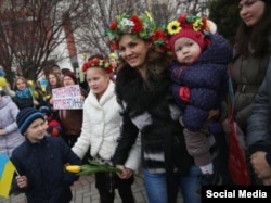 Наталья Лютикова во время мирного простеста в Симферополе. Март 2014