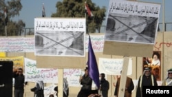 Residents demand Vice President Hashimi be put on trial outside the headquarters of Diyala's local government on December 20.