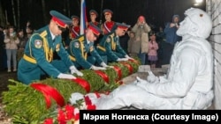 A monument in Noginsk, a town east of Moscow, titled I Don't Surrender. The memorial depicts a Russian soldier in Ukraine whose right leg has been destroyed. The wounded man is holding a grenade after pulling the pin. 