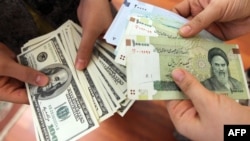 U.S. and Iranian bills on display in Tehran.