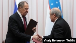 Russian Foreign Minister Sergei Lavrov (left) and Uzbek Foreign Minister Abdulaziz Komilov met in Tashkent.