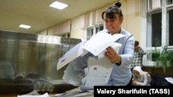 An election official at Polling Station No. 144 in Moscow on September 20