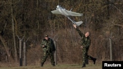 Belarus chegarachilari Polsha bilan chegara hududida pilotsiz boshqariladigan uchuvchi apparatni ishga tushurishmoqda.