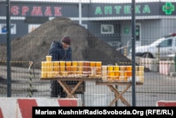 Ўзини Анатолий деб таништирган асаларичи Луганскдаги Станица яқинидаги ўтказиш пункти ëнида асал сотади.