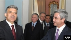 Turkish President Abdullah Gul (left) and his Armenian counterpart Serzh Sarkisian