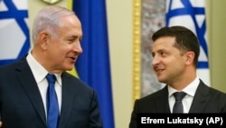 Israeli Prime Minister Benjamin Netanyahu (left) and Ukrainian President Volodymyr Zelenskiy attend a joint news conference following their talks in Kyiv on August 19.